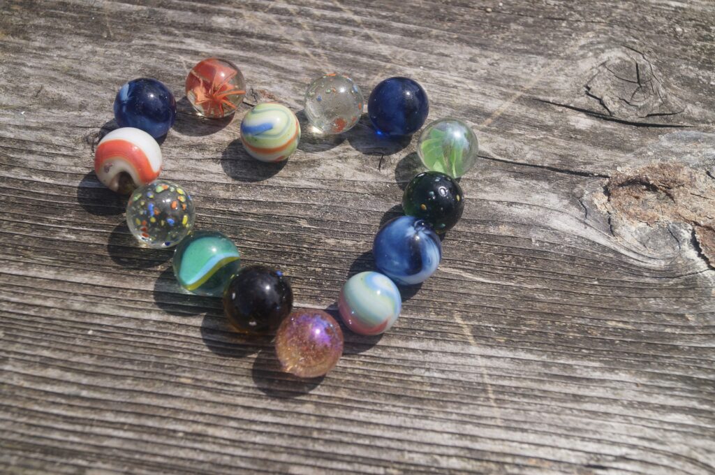 perles qui forme un coeur sur du bois